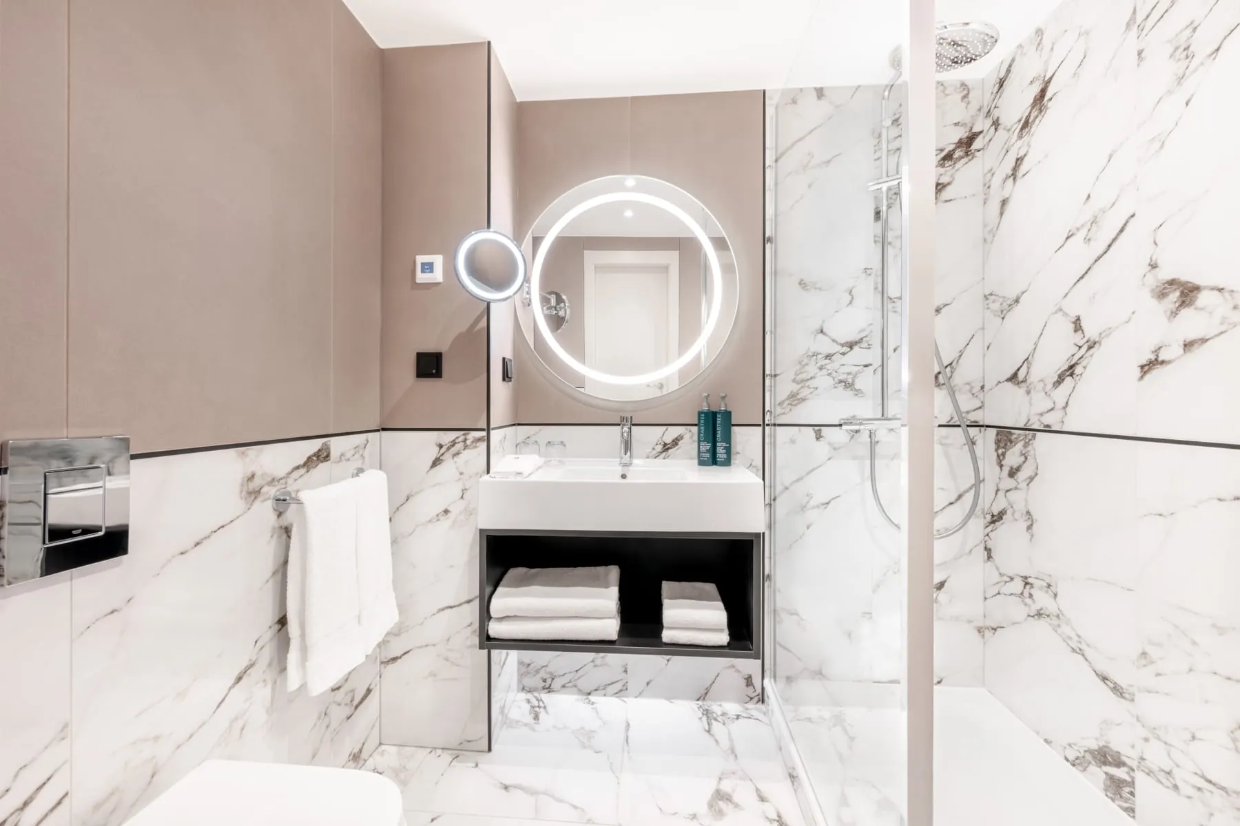 Badezimmer im Marmor-Look in den Executive-Junior-Zimmern im Hilton Berlin.