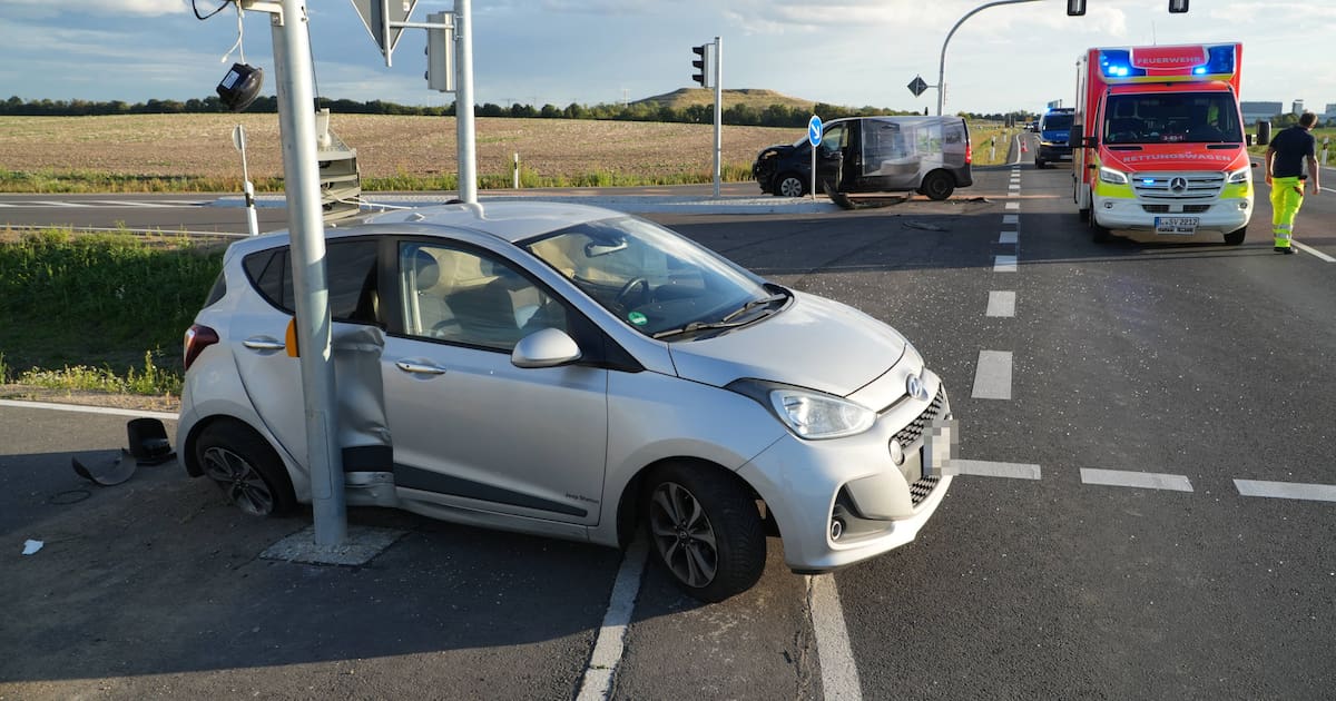 Unfall auf B2 bei Leipzig: Zwei Verletzte nach Vorfahrtsfehler