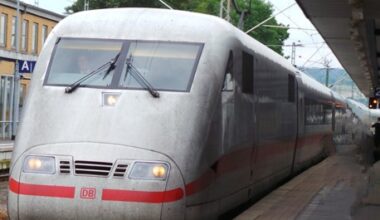Mann läuft über die Gleise im Hauptbahnhof Hannover und bewirft ICE