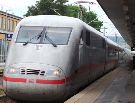 Mann läuft über die Gleise im Hauptbahnhof Hannover und bewirft ICE