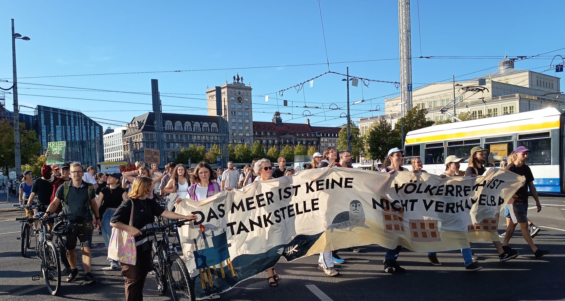 Klimastreik in Leipzig, Chillen auf der Eisenbahnstraße, Unfall legt A9 lahm + Video · Leipziger Zeitung
