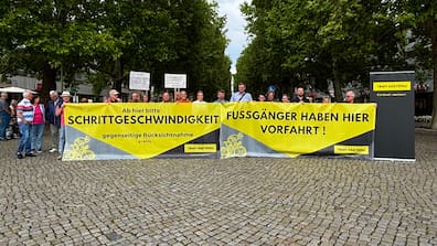 Anwohner und Lokalpolitiker bei der Aktion von Team Zastrow auf der Hauptstraße in Dresden.
