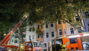 Berlin & Brandenburg: Dachstuhlbrand in Schöneberg - Haus vorerst unbewohnbar