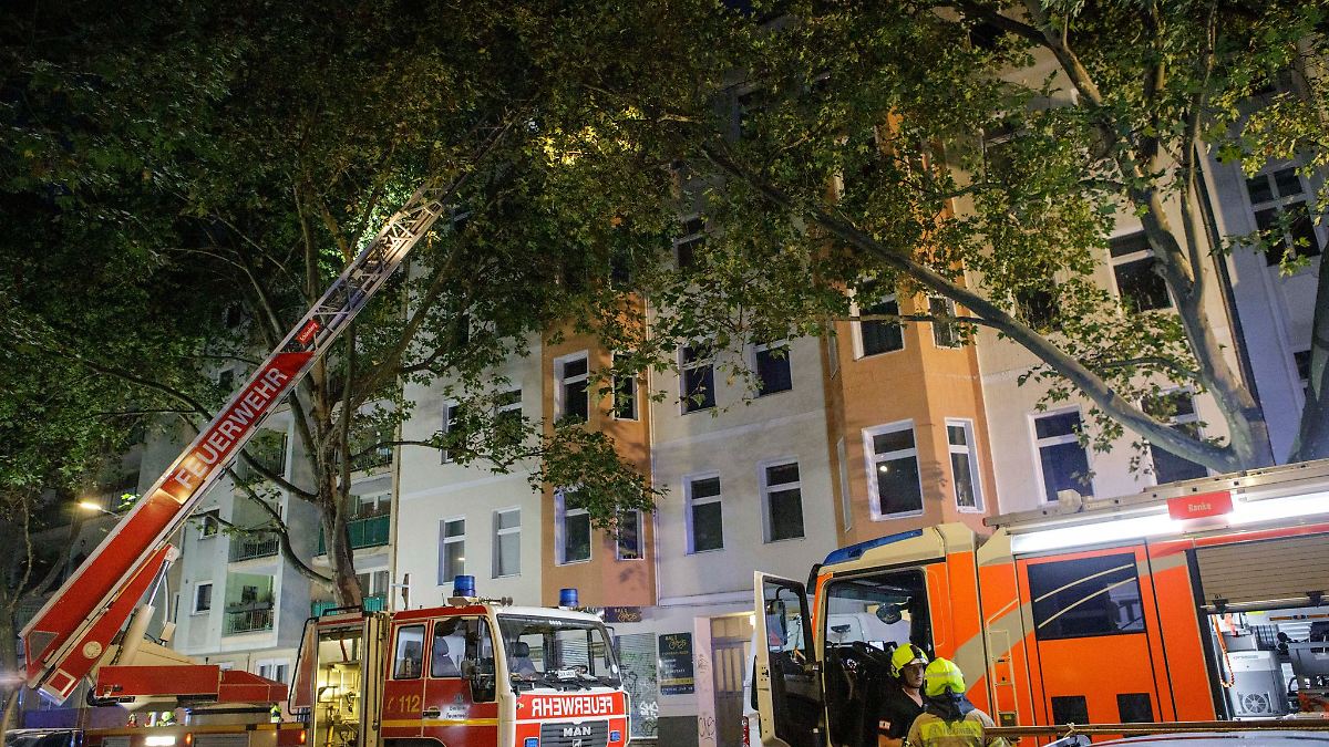 Berlin & Brandenburg: Dachstuhlbrand in Schöneberg - Haus vorerst unbewohnbar