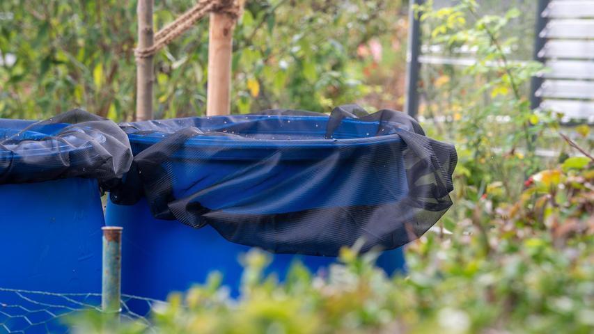 Für Regentonnen gibt es spezielle Abdecknetze, mit denen verhindert werden kann, dass Tigermücken ihre Eier ablegen können.