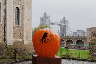 Happy Halloween Kürbis, im Hintergrund der Tower of London.