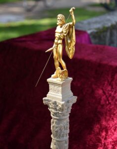 Diese kleine Nachbildung der Großen Mainzer Jupitersäule gab es einst bei der Stadt Mainz als Ehrenzeichen für besondere Verdienste. - Foto: gik