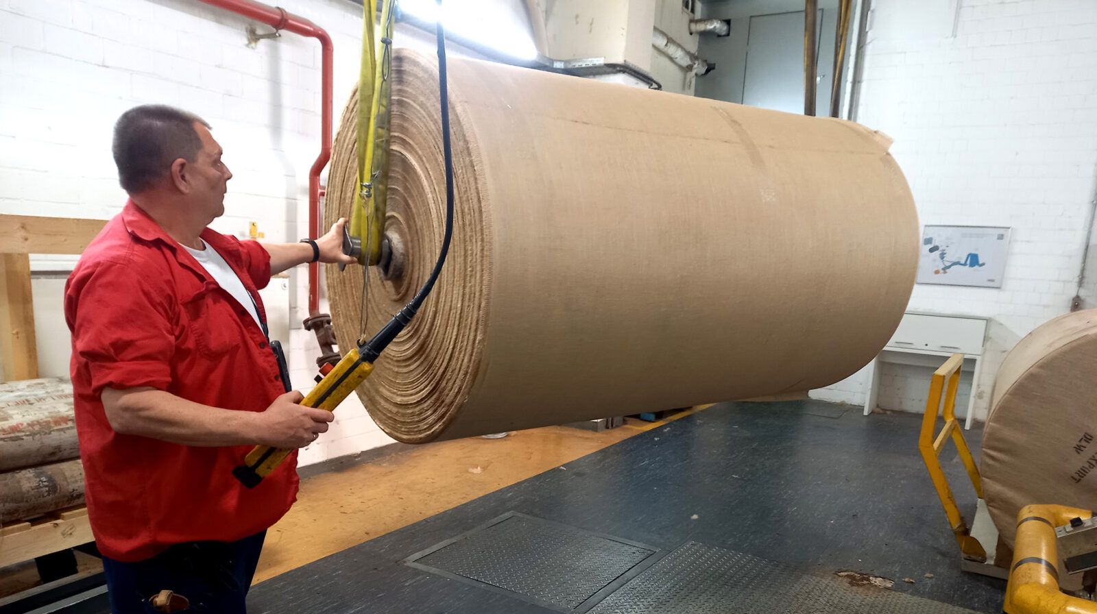 NDR-Kamerateam begleitet Linoleumproduktion in Delmenhorst