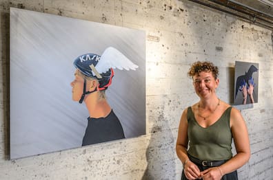 Die Künstlerin Elvira Bäfverfeldt zwischen ihren Werken "The Helmetist" (links) und "Rise of the Phoenix", die in Acryl auf Stahl entstanden sind und im Bunker D in Kiel ausgestellt werden.