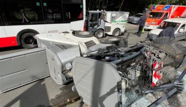 POL-DU: Obermeiderich: Unfall mit zwei Kehrmaschinen und Linienbus - Fahrzeug kippt um