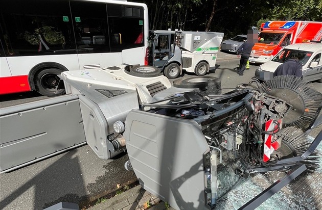 POL-DU: Obermeiderich: Unfall mit zwei Kehrmaschinen und Linienbus - Fahrzeug kippt um