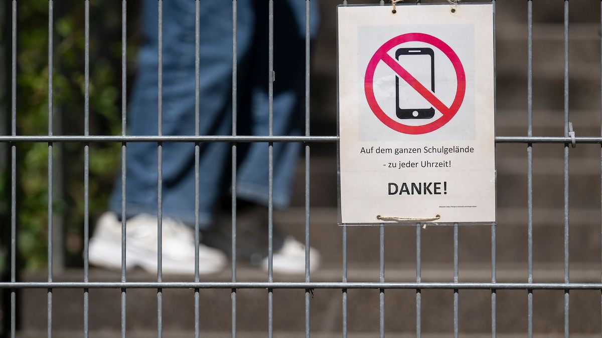 Baden-Württemberg: Ministerium rät Grundschulen zu strikten Handyverboten