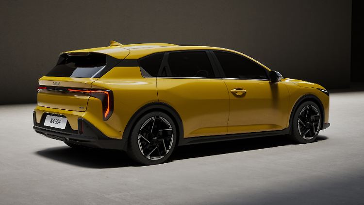 Der neue Kia K4 wirkt gestreckt von den Proportionen. Dazu trägt auch der in den Fondtüren versteckte Öffner bei und verleiht dem Kompakten Shootingbrake-Vibes.