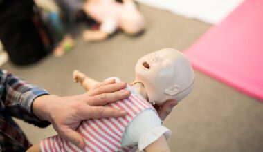 Erste-Hilfe-Kurs in Magdeburg für Eltern mit Babys und Kleinkindern am 21. Januar 2016 in Magdeburg. In einem dreistündigen Seminar erläutert und demonstriert Kursleiter, Elias Becker wie in Notfällen zu handeln ist. Herzmassage / Detail einer Babypuppe.