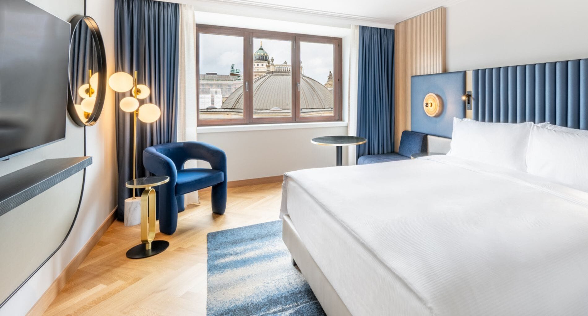 Ganz auf den Gendarmenmarkt abgestimmt: Die neugestalteten King-Executive-Plus-Zimmer im Hilton Berlin mit Fischgrätparkett, blauen Kopfteilen und einem passendem blauen Teppich.