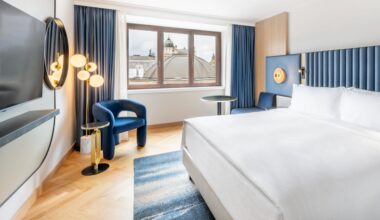 Ganz auf den Gendarmenmarkt abgestimmt: Die neugestalteten King-Executive-Plus-Zimmer im Hilton Berlin mit Fischgrätparkett, blauen Kopfteilen und einem passendem blauen Teppich.