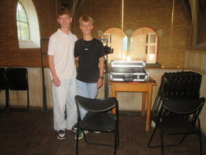 Johannes (r.) und Leander – das Team für Licht und Technik.