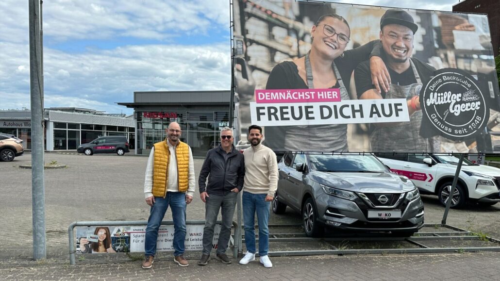 V. lks: Olaf Behrends, Leiter Bau und Expansion bei Müller & Egerer, Fritz Nitsch, Geschäftsführer WAKO, und Julian Egerer, Geschäftsführer und Inhaber von Müller & Egerer