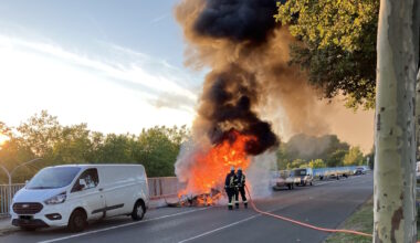 Wohnwagen brennt in voller Ausdehnung