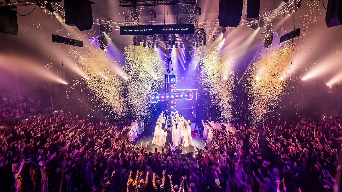 Berlin & Brandenburg: "Jesus Christ Superstar" Premiere in Tempelhofer Hangar