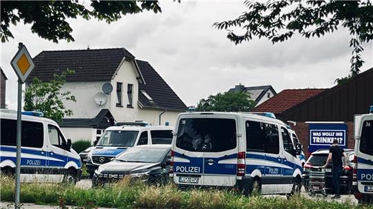 Mehrere Polizeiwagen standen auf dem Parkplatz des Getränkemarkts an der Harburger Straße in Buxtehude. Das vermutlich durchsuchte Haus ist links im Hintergrund zu sehen.