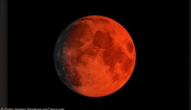 Ein rot leuchtender Mond