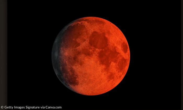Ein rot leuchtender Mond