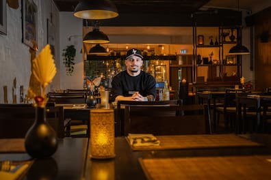 Ali Donyavizadeh im Gastraum des Restaurants Pars.