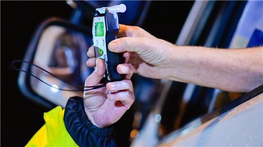 Nachdem eine Blutprobe angeordnet wurde, beschimpfte der betrunkene Autofahrer die Polizisten.