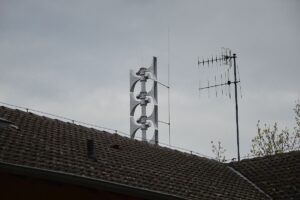 Solche modernen Sirenenanlagen wurden inzwischen in ganz Mainz aufgebaut. - Foto: gik