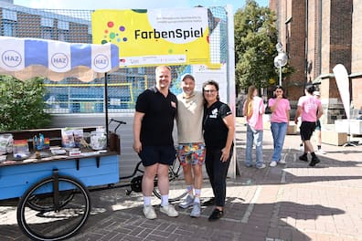Die Organisatoren des FarbenSpiel-Cups: Björn Deppermann (von links) Vorstand des Lesben- und Schwulenverbandes Niedersachsen-Bremen, Alexander Lang, Geschäftsführendes Vorstandsmitglied SLS Leinebagger, und Barbara Schanz vom Zentrum für Hochschulsport. 