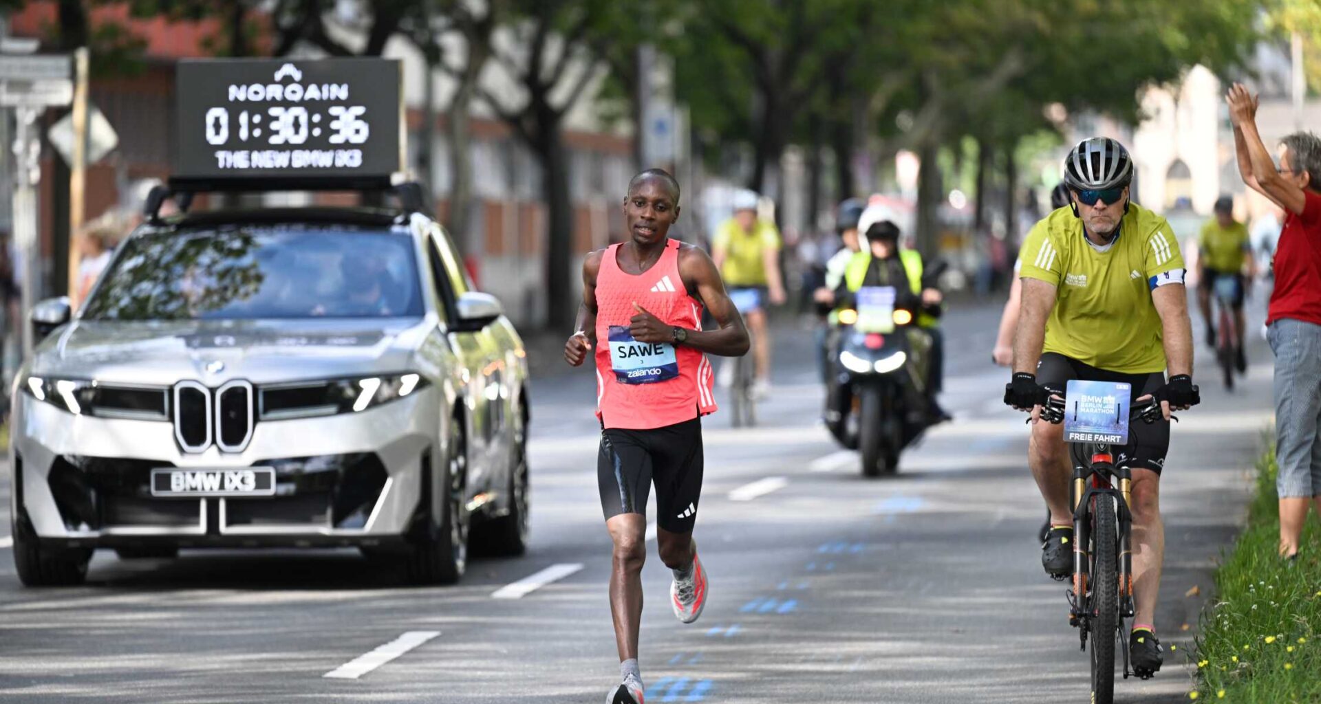 Sawe und Wanjiru gewinnen BMW BERLIN-MARATHON 2025 beim Debüt des neuen BMW iX3.
