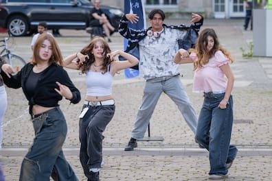 Wer die Choreo zum Song kennt, springt nach vorne und tanzt mit. 