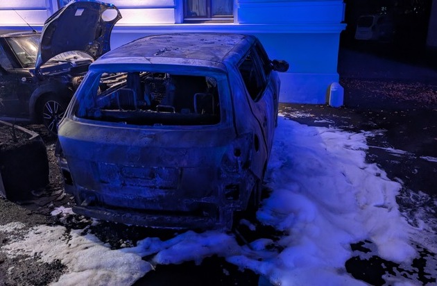 FW-BN: Feuerwehr verhindert Übergreifen eines PKW-Brandes auf Wohngebäude in Bad ...