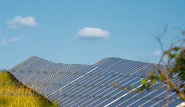 Solaranlage auf einem Feld.