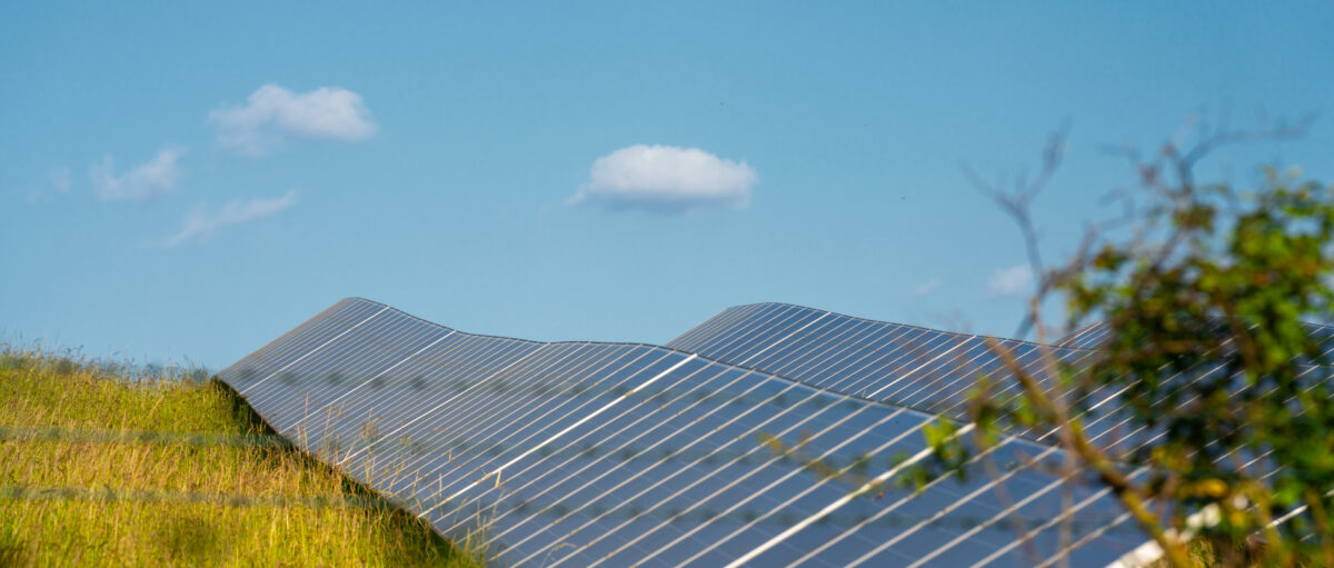 Solaranlage auf einem Feld.