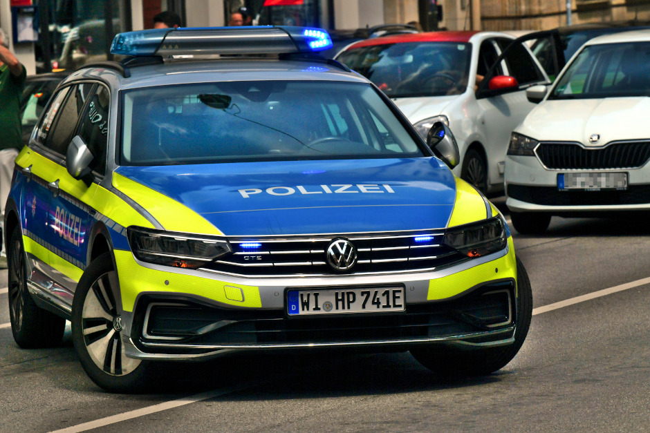 Dank der Zivilcourage eines aufmerksamen Bürgers konnte die Polizei am Montagabend in Wiesbaden-Delkenheim einen Mann stoppen, der mit fast drei Promille Alkohol im Blut Auto fuhr.