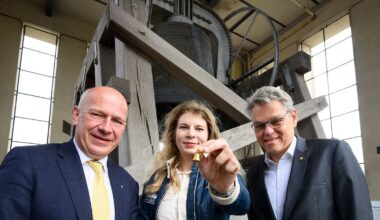 Berlin & Brandenburg: Kai Wegner besucht mit Astronautin Rogge Freiheitsglocke