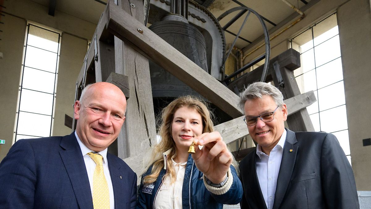 Berlin & Brandenburg: Kai Wegner besucht mit Astronautin Rogge Freiheitsglocke