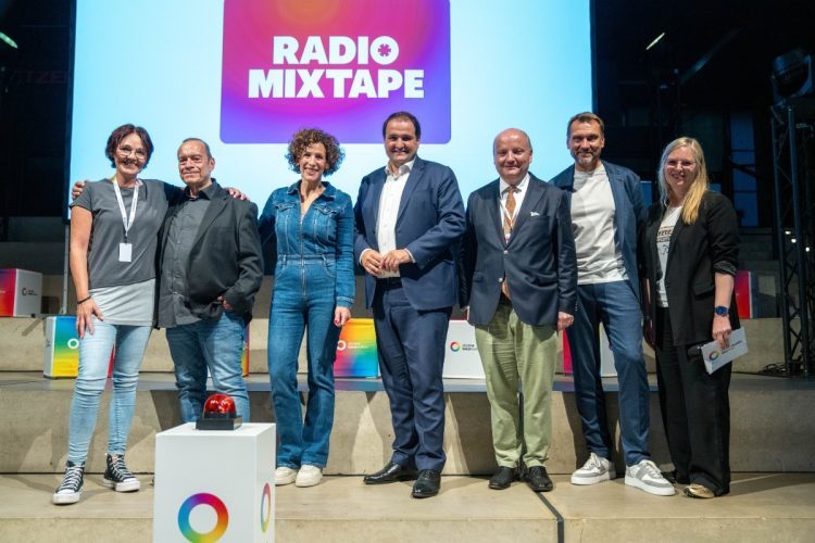 Monique van Schijndel, Stephan Kaiser, Lissy Ishag, NRW-Medienminister Nathanael Liminski, Dr. Benedikt Hüffer, Marco Morocutti, Colleen Sanders. (Bild: © Radio NRW)
