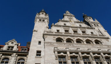 Fassade des Neuen Rathauses, blauer Himmel.