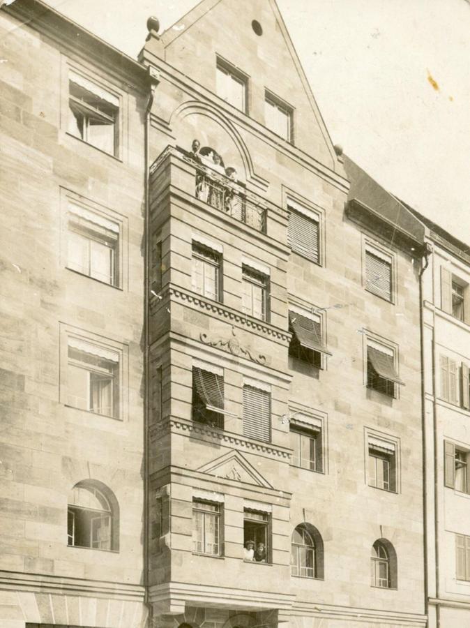 In strahlendem Sonnenschein präsentierte sich das nagelneue Mietshaus Ritter-von-Schuh-Platz im Jahre 1914.