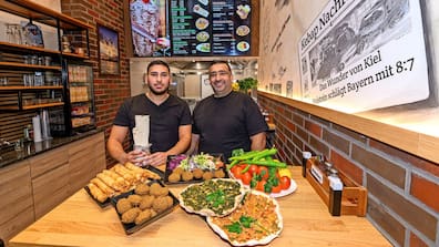 Mert Bozna (links) und sein Vater Seyhan Bozna präsentieren das Angebot von Alanya. Der Dürüm Döner, den Mert Bozna in den Händen hält, zählt seit jeher zu den Spezialitäten des Imbisses in der Holtenauer Straße.