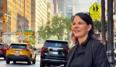 "Bist du bereit?": Baerbock grüßt im "Sex and the City"-Stil aus New York