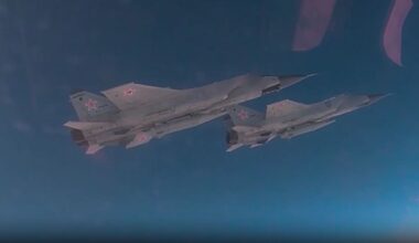 Hyperschallraketen an Bord: Russische Kampfjets tauchen über der Barentssee auf