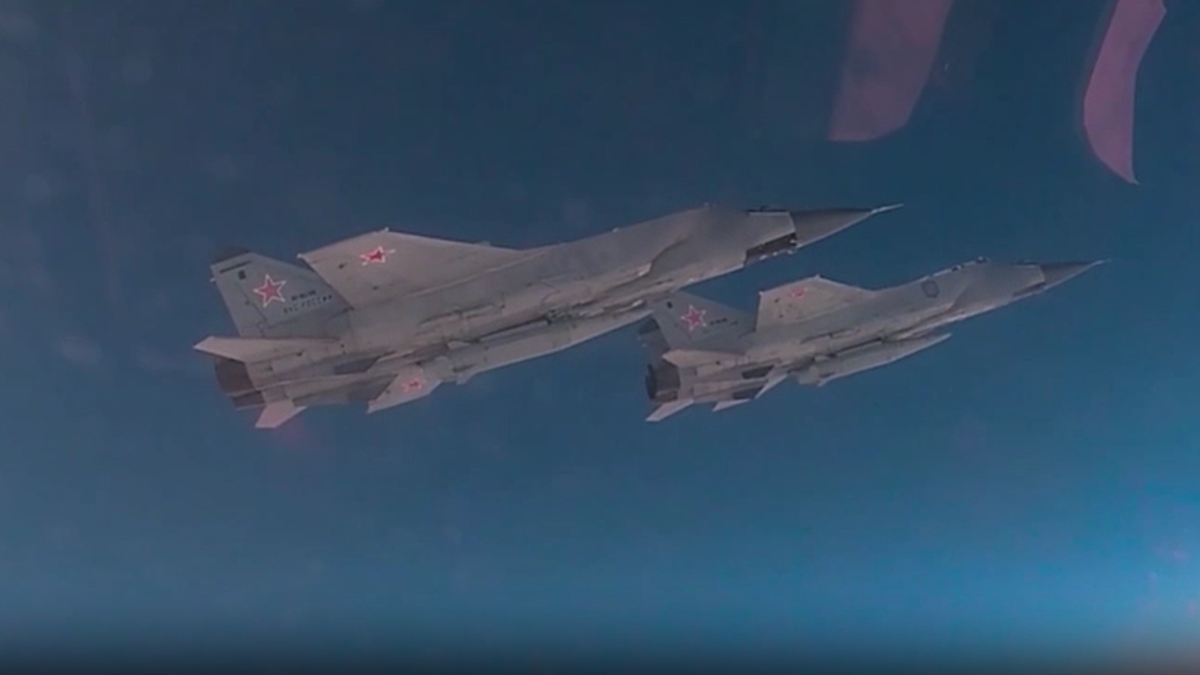 Hyperschallraketen an Bord: Russische Kampfjets tauchen über der Barentssee auf