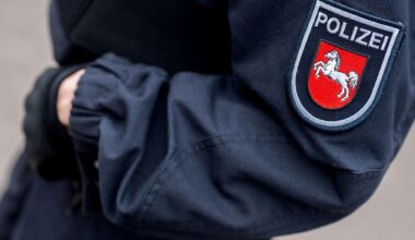 Niedersachsen & Bremen: Verdächtiger Chat: Drei Polizisten weiter im Dienst