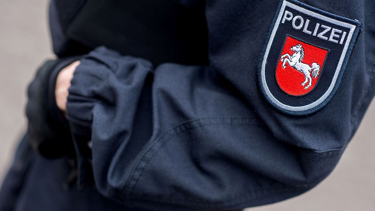 Niedersachsen & Bremen: Verdächtiger Chat: Drei Polizisten weiter im Dienst