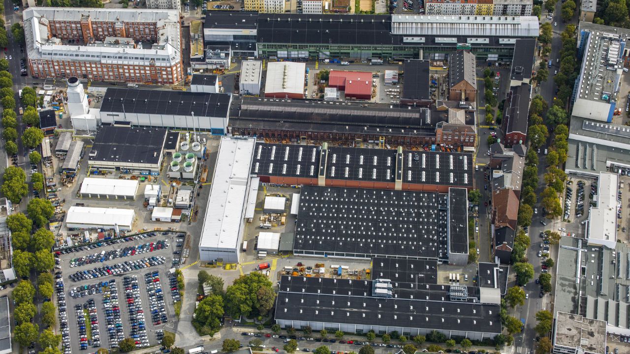 Das bestehende Siemens Energy Areal in Berlin-Moabit umfasst historische Industriegebäude sowie Produktions- und Büroflächen. Die Luftaufnahme zeigt das Gelände, auf dem der neue Campus bis 2029 entstehen soll.