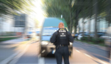 Verschwommenes Bild, Auto und Polizist in Uniform.